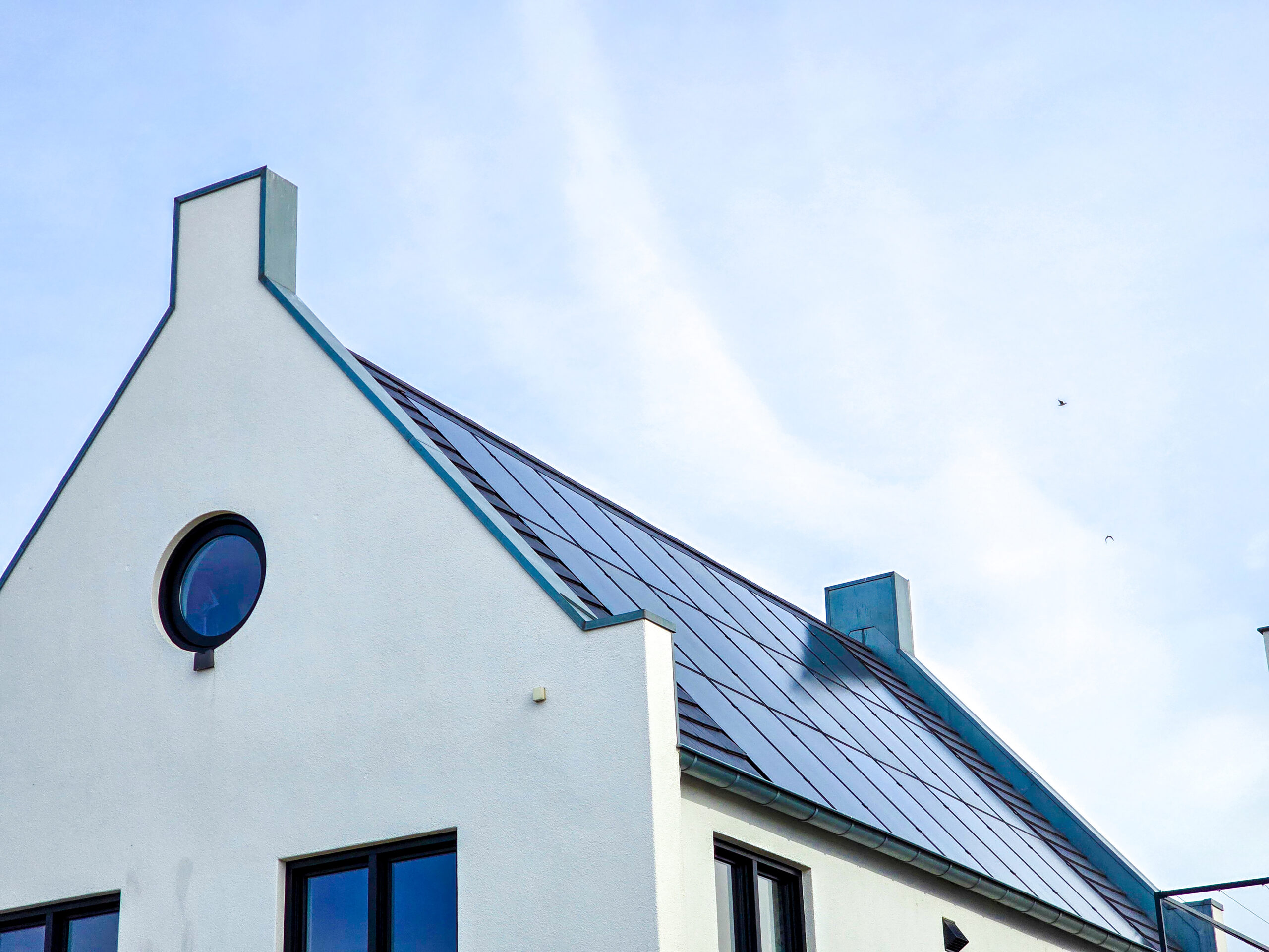 Blauer Himmel mit Dach & PV