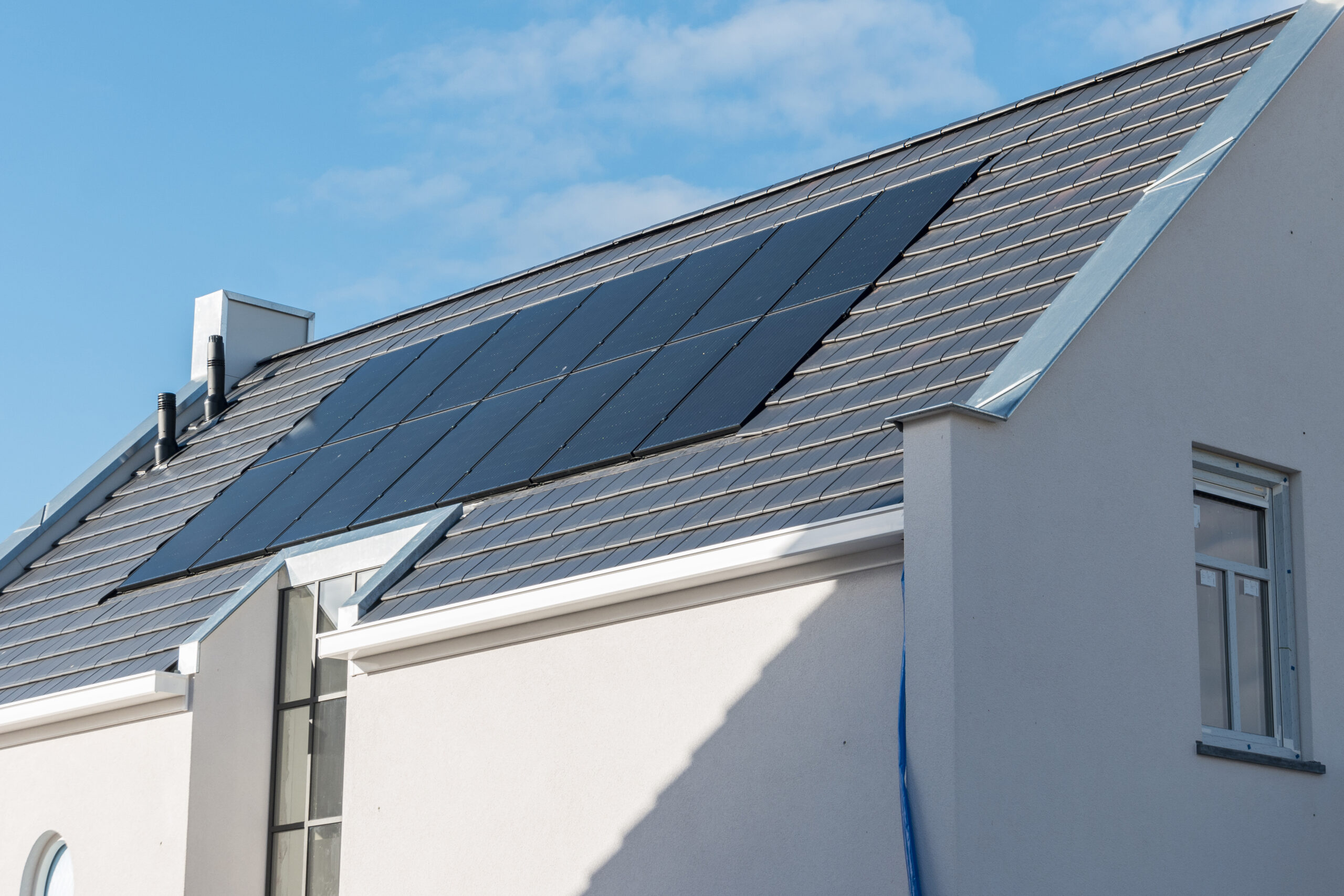 PV-Anlage auf dem Dach bei Sonne